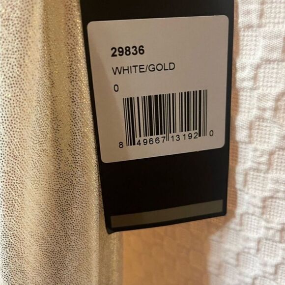 La Femme 29836 V-Neck Open Back Metallic  Prom Gown White/Gold Size 0 $338 - Picture 9 of 10
